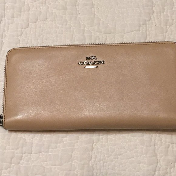 Coach Smooth Leather Accordion Zip Wallet – being sold on Coach website for $225 - Picture 1 of 6